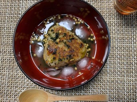 炊き込みご飯で焼きおにぎりの冷やし出汁茶漬け